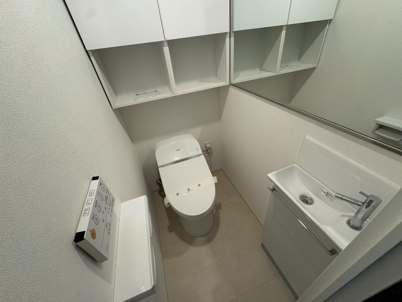 トイレ　こちらはトイレです。清潔感があり、安心して使用できます。