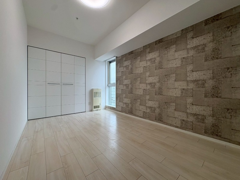その他部屋・スペース　寝室はこちらです。光が差し込む、温かみのあるお部屋です。