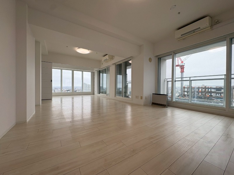 居室・リビング　広くてキレイなお部屋が広がっていて、充実した生活が送れそう。