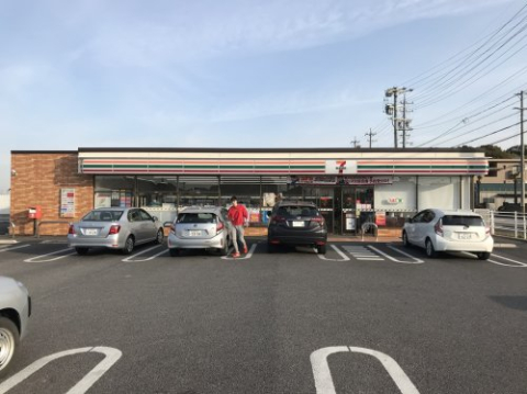 コンビニ　セブン－イレブン　安城二本木店（コンビニ）まで215m