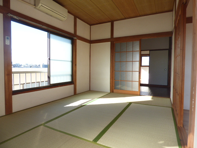 その他部屋・スペース　二面採光の明るい和室