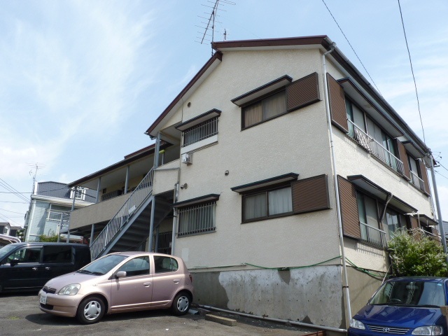 建物外観　周囲は密集しておらず開放的な立地です