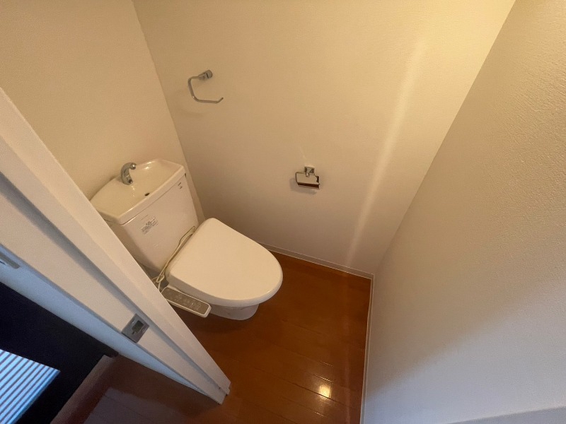トイレ　こちらはトイレです。清潔感があり、安心して使用できます。
