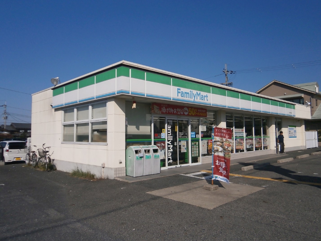 コンビニ　ファミリーマート 八日市東浜店（コンビニ）まで220m