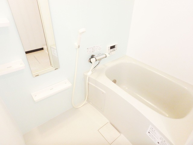 バス・シャワールーム　※同建物の別のお部屋の写真です。