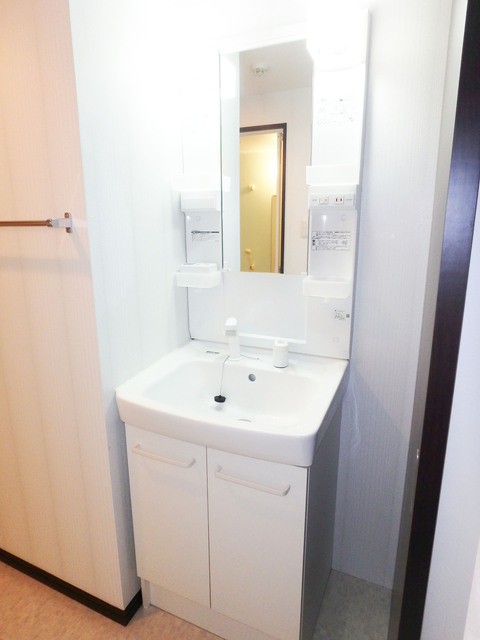 洗面設備　※同建物の別のお部屋の写真です。