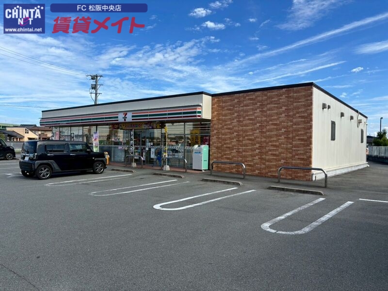 コンビニ　セブンイレブン松阪下村町店（コンビニ）まで566m
