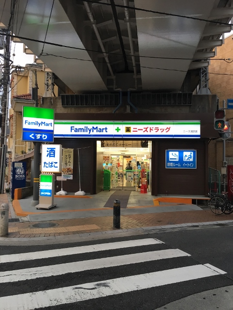 コンビニ　ファミリーマートニーズ浦安店（コンビニ）まで50m