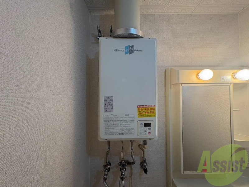 その他設備　給湯器はシンプルな作りで簡単に操作できそうです。