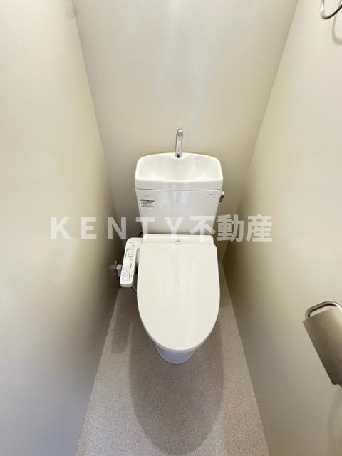 トイレ　落ち着いた色調のトイレです