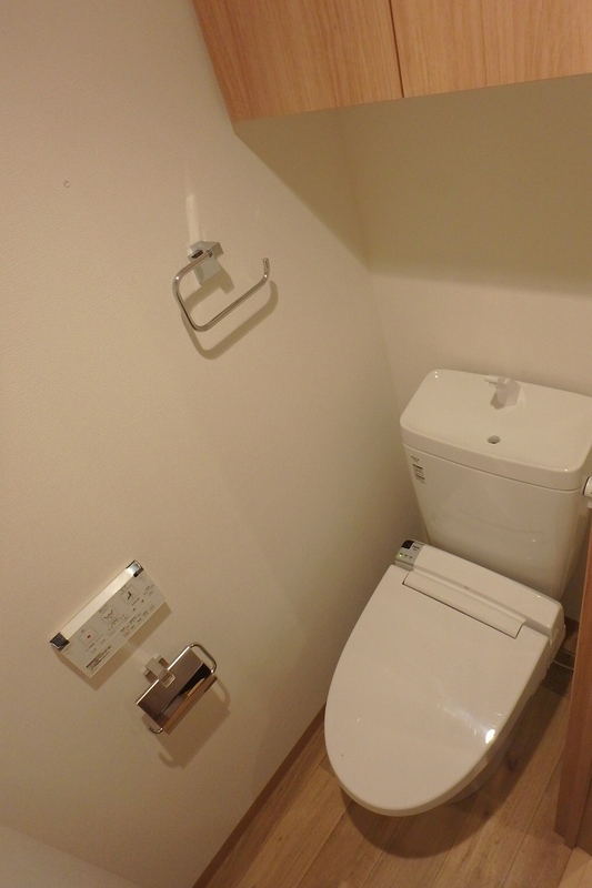 トイレ　落ち着いた色調のトイレです