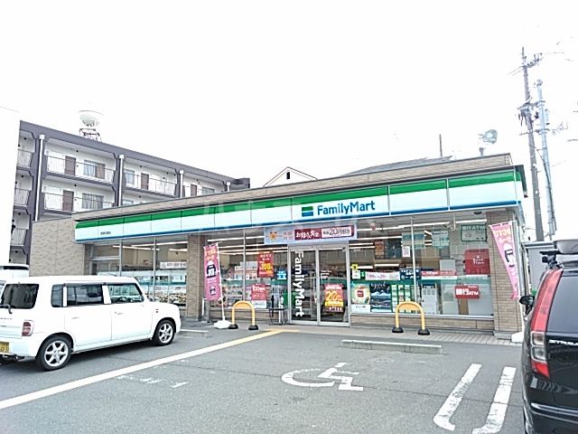 コンビニ　ファミリーマート摂津庄屋店（コンビニ）まで682m