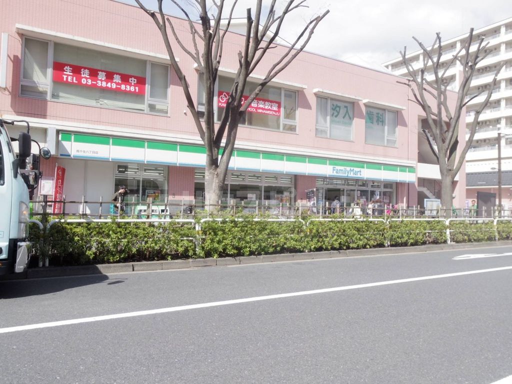 コンビニ　ファミリーマート　南千住8丁目店（コンビニ）まで220m