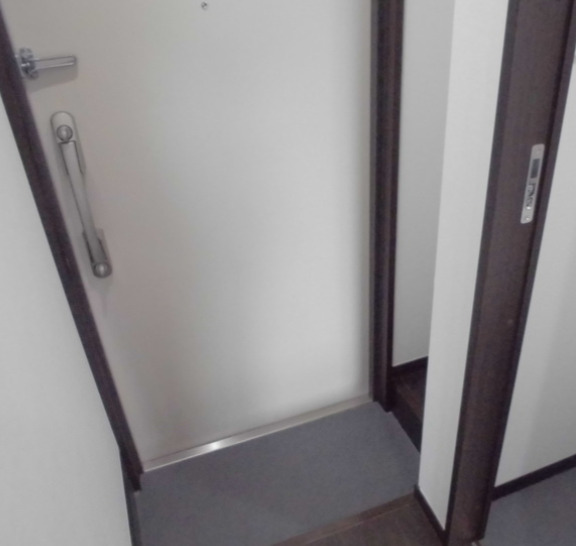 玄関　ルカ氷川