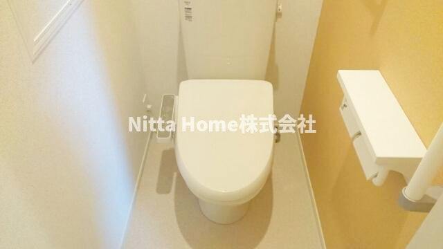 トイレ　上にはトイレットペーパーなどをストックできる棚がついています