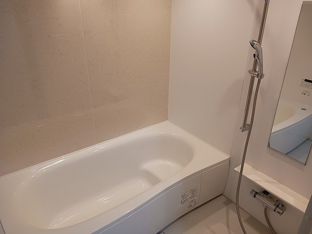 バス・シャワールーム　コンパクトで使いやすいお風呂です