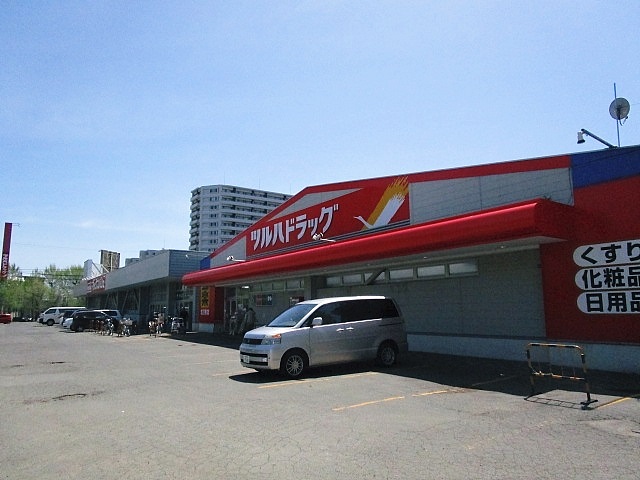 ドラックストア　ツルハドラッグ 北26条店（ドラッグストア）まで685m