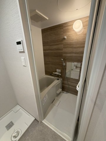 バス・シャワールーム　同型参考写真　独立洗面化粧台完備。追い焚きと浴室乾燥機付きで