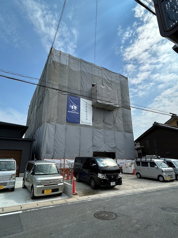 建物外観　桂川駅徒歩9分。オートロックと防犯カメラ完備の築浅RCマンシ