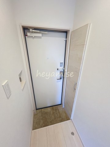 玄関　※同系型の写真になります。