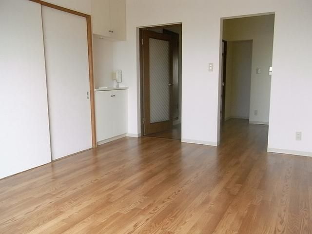 その他部屋・スペース　バルコニー側から室内を見て
