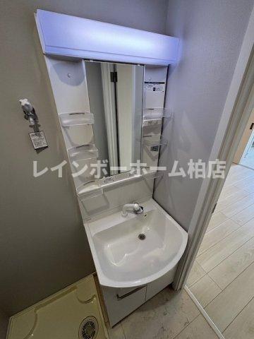 洗面設備　独立洗面台、小物を置くことができて便利です
