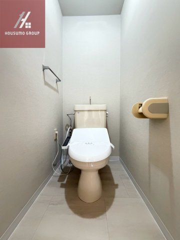 トイレ　落ち着いた色調のトイレです