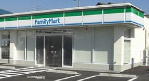 コンビニ　ファミリーマート亀山栄町店（コンビニ）まで974m
