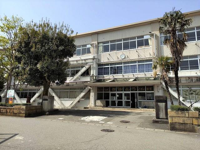 小学校　加賀市立山代小学校（小学校）まで646m