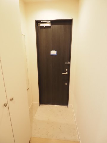 玄関　※同物件の別部屋参考写真です。