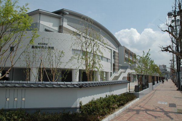 小学校　北九州市立黒崎中央小学校（小学校）まで966m