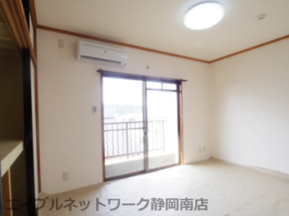 その他　落ち着いた色調の洋室です
