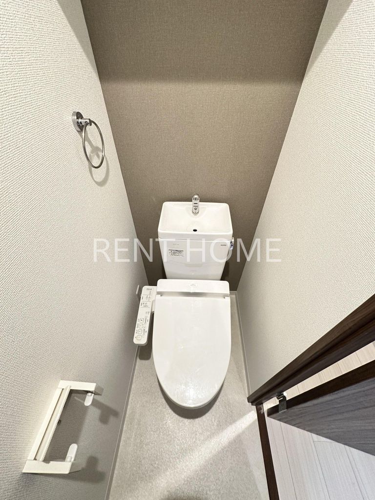 トイレ　温水洗浄便座付きのトイレです。