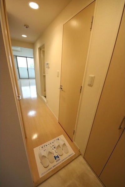 玄関　※写真は同じマンションの違う部屋のものになります。