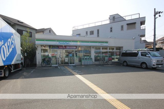 コンビニ　ファミリーマート箕面半町店（コンビニ）まで734m