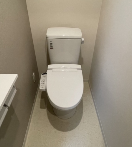 トイレ　反転タイプのお部屋となります(参考写真)。