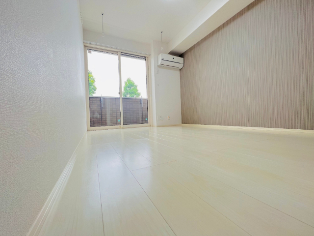 居室・リビング　同一建物内１０３号室内装写真転載