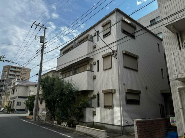 建物外観　３階建ての賃貸マンション