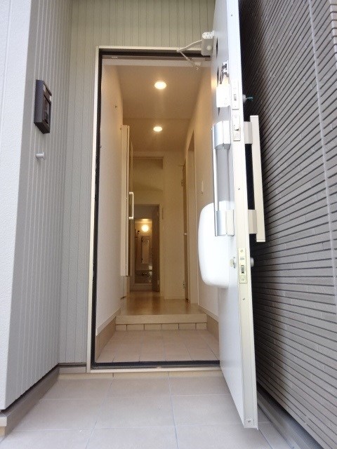 玄関　同一物件別部屋写真