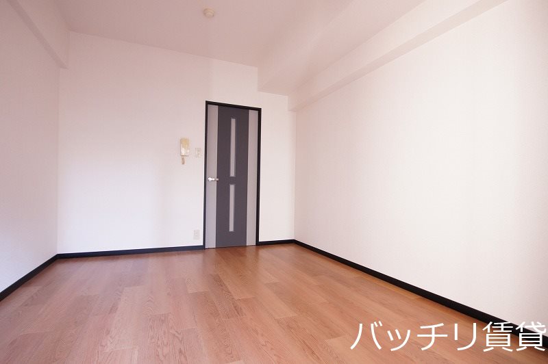 居室・リビング　別号室タイプの為、現状を優先いたします