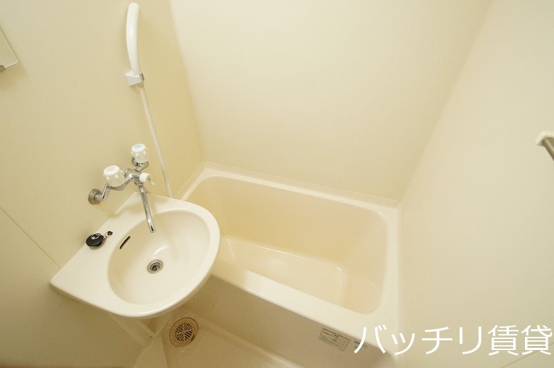 バス・シャワールーム　別号室タイプの為、現状を優先いたします