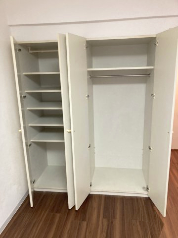 収納　洋室には収納棚とクローゼットがついてます