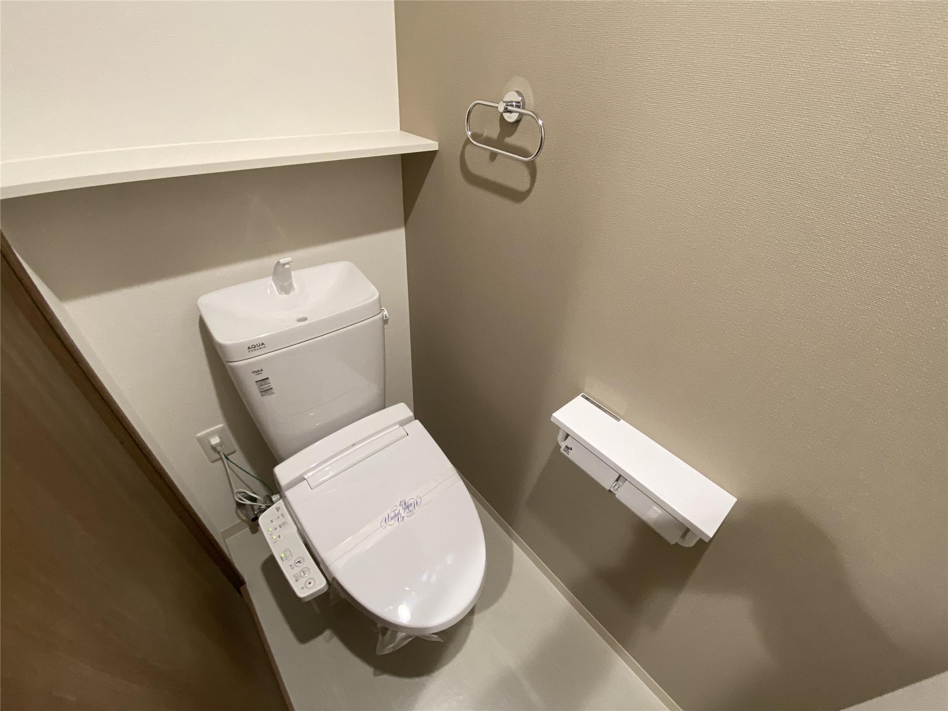 トイレ　棚付きのトイレです
