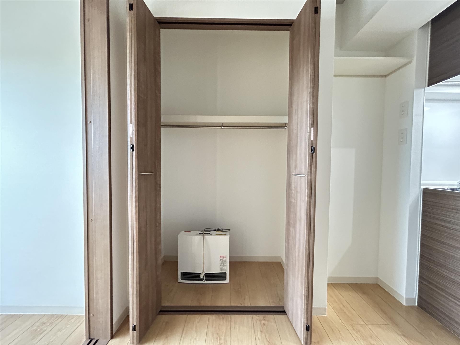 収納　上部にもハンガーバーあるクローゼットです