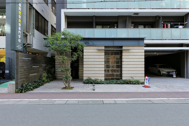 エントランス　落ち着いたエントランスです
