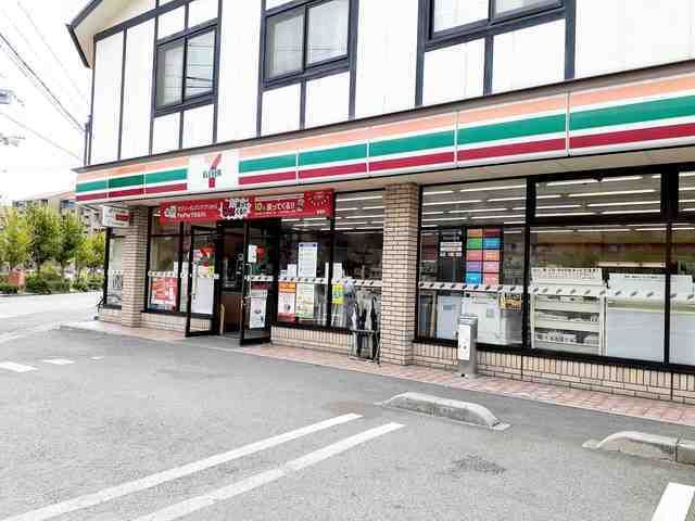 コンビニ　セブンイレブン明石貴崎３丁目店（コンビニ）まで550m