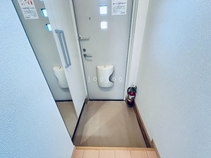 玄関　明るい開放的な玄関です。