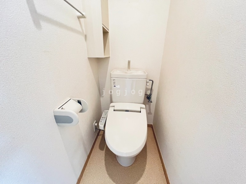 トイレ　嬉しい温水洗浄便座付きのトイレです。