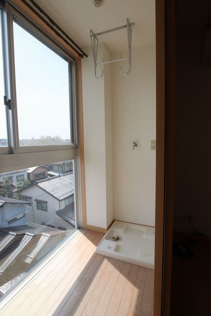 その他設備　サンルーム（洗濯機置き場有り）