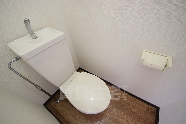 近鉄けいはんな線 荒本駅 徒歩16分 3階建 築29年のトイレ写真